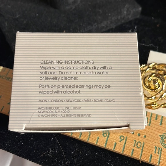 Avon *1992 Endless Knot Pierced Earrings Goldtone. Large - Picture 4 of 4
